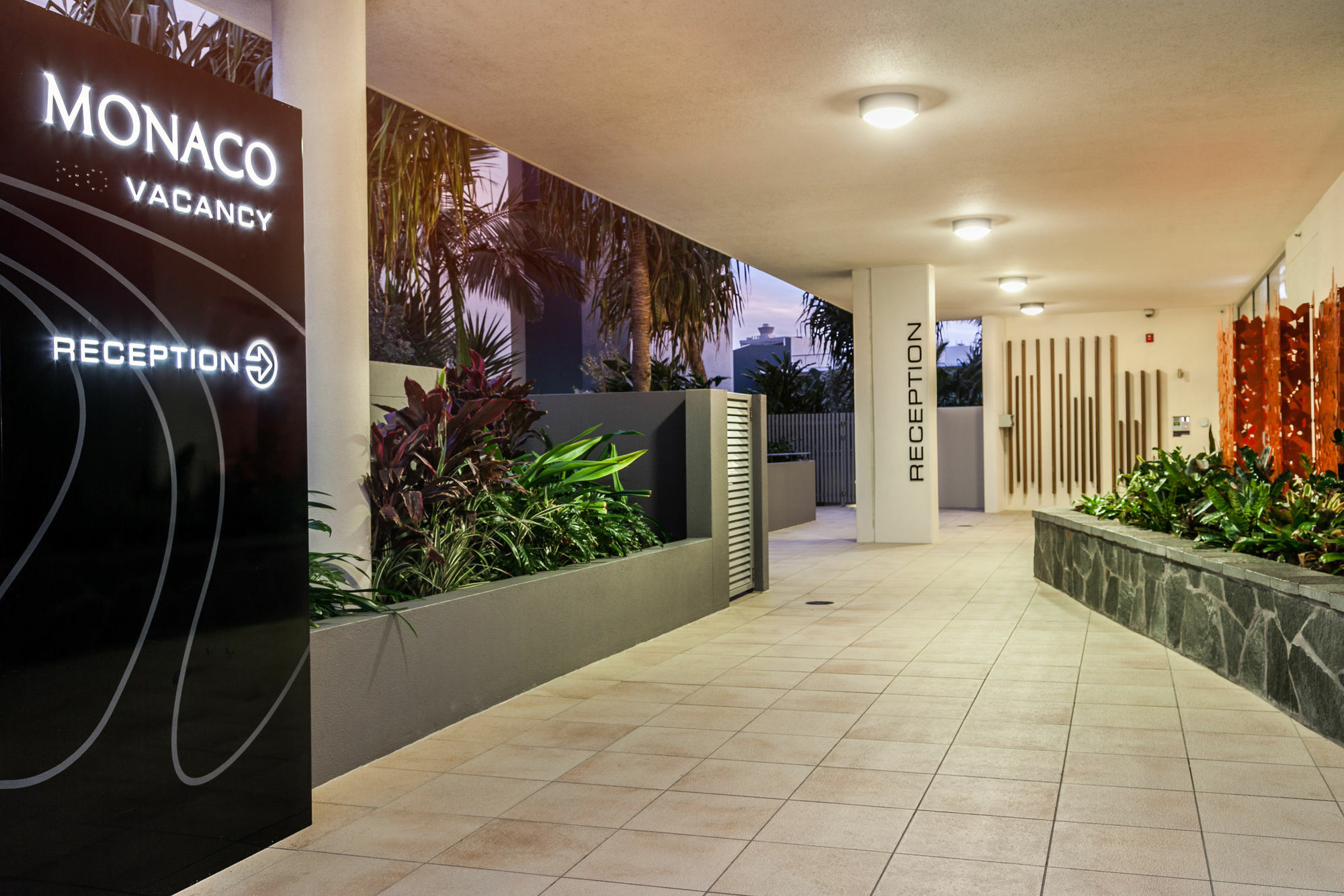 Monaco Caloundra Aparthotel Exteriör bild